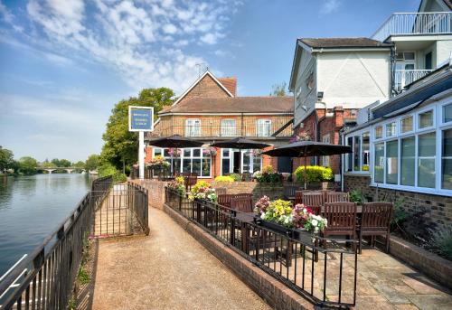 Фотография гостиницы Mercure London Staines-upon-Thames Hotel