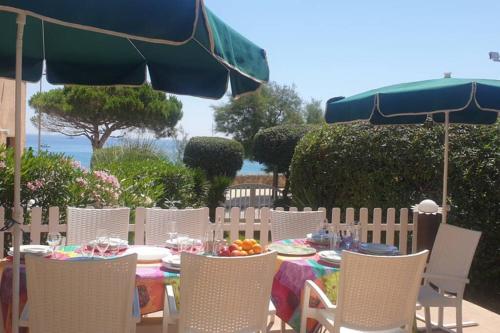 Фотография гостевого дома Casa con jardín a 25 metros de la playa. LA T.