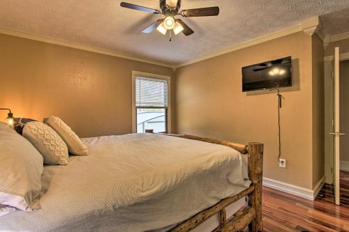 Фотография гостевого дома Luxe Cabin with Covered Pool and Smoky Mountain Vistas!