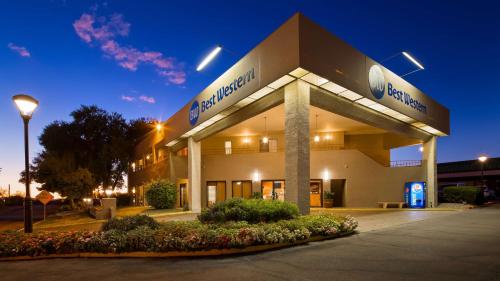 Фотография гостиницы Best Western InnSuites Tucson Foothills Hotel & Suites