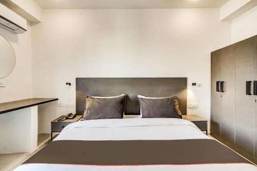 Фотографии гостиницы 
            Vaccinated Staff- OYO TOWNHOUSE 429 SOUTH CITY II SECTOR 49 GURGAON