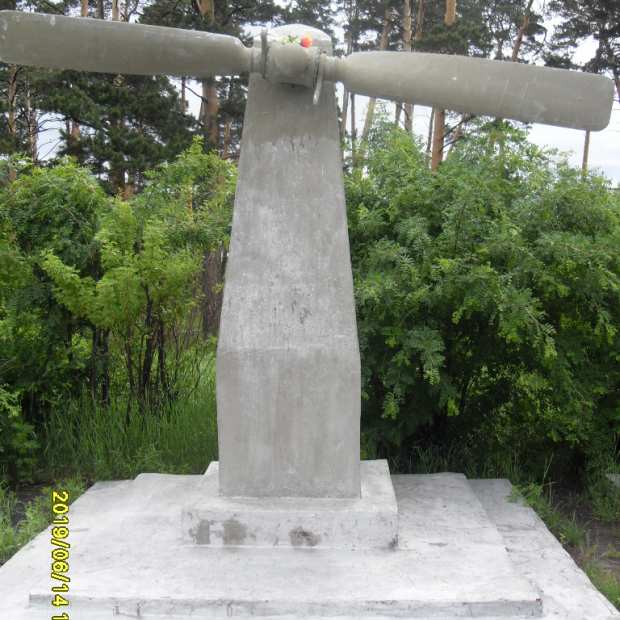 Фотографии памятника 
            Памятник летчикам, участвовавшим в освоении Севера