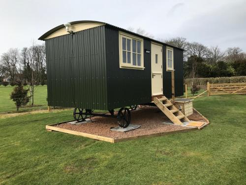 Фотография гостевого дома The Hawthorn Shepherds Hut