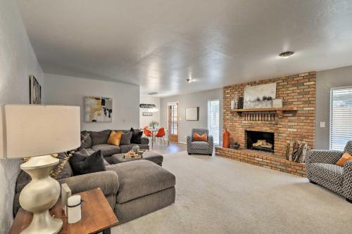 Фотография гостевого дома Country Club Home - 18 Miles to Arizona Snowbowl!