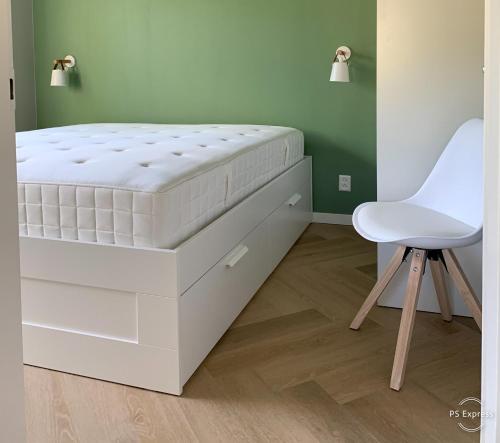 Фотография гостевого дома Beach Bungalow Ohana, private garden and pincode check-in