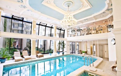 Фотография гостиницы Queen's Court Hotel & Residence