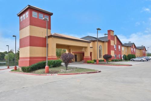 Фотография мотеля Americas Best Value Inn & Suites Haltom City Ft. Worth