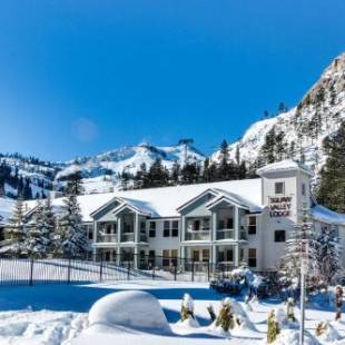Фотографии гостевого дома 
            Ski-In Ski-Out Squaw Valley Lodge Slopeside Townhome