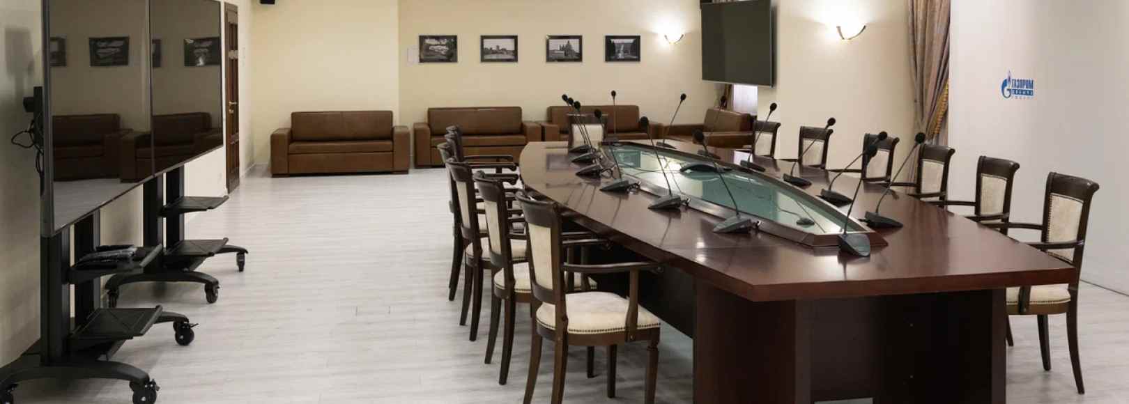 Фотография комнаты для переговоров Ямбург