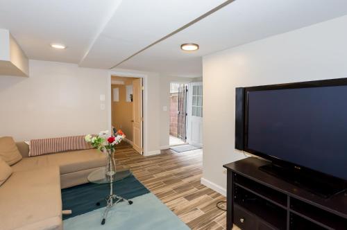 Фотографии гостевого дома 
            2 Full Bedrooms Basement Apt; 3-Min Walk To Petworth Metro;