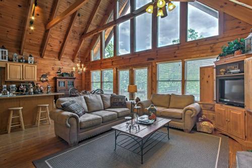 Фотография гостевого дома Smoky Mountain Cabin with View From Hot Tub and Deck!