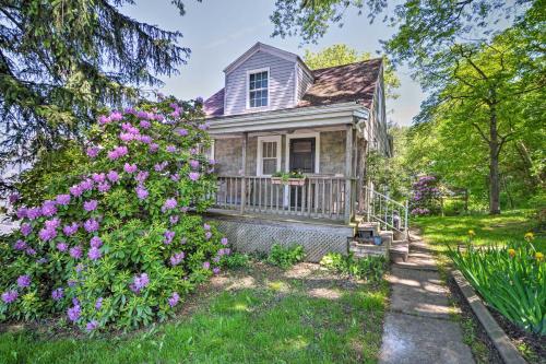 Фотография гостевого дома Enchanting Family House with Balcony Less Than 3 Mi to WVU!