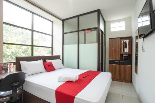 Фотография гостевого дома RedDoorz near Eka Hospital BSD City