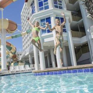 Фотографии гостиницы 
            Crown Reef Beach Resort and Waterpark