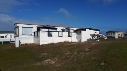 Фотография гостевого дома AMELAND - Ballum: Stacaravan Chalet (incl. fietsen) bij strand en zee