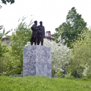 Фотография памятника Памятник  К. Марксу и Ф.Энгельсу