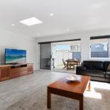 Фотография гостевого дома 'Birubi Breezes', 2/7 Fitzroy St - Large Duplex with Air Conditioning, WIFI & only 5 minute walk to the beach
