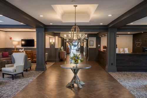 Фотография гостиницы Normandy Farm Hotel & Conference Center