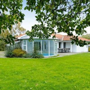 Фотографии гостевого дома
Five-Bedroom Holiday home in Juelsminde 1