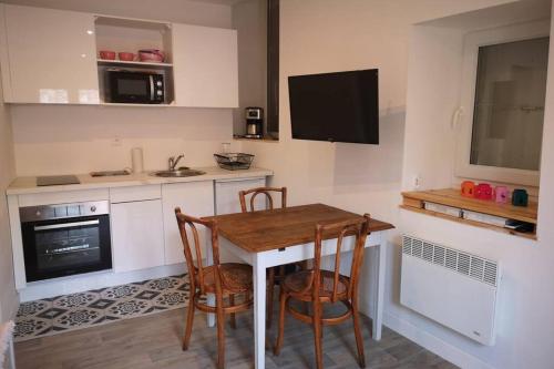 Фотография гостевого дома maison de village meublée avec terrasse