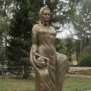 Фотография памятника Памятник Женщина и дитя войны