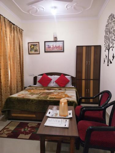 Фотографии гостиницы 
            OYO 4205 Hotel Anuj Regency