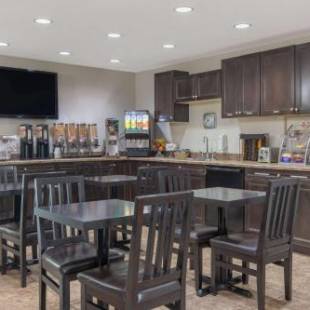 Фотографии мотеля 
            Super 8 by Wyndham Fort McMurray