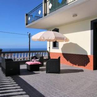 Фотографии гостевого дома 
            3 bedrooms house with sea view furnished terrace and wifi at Calheta