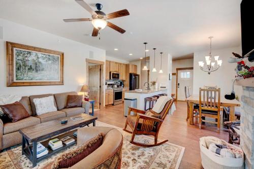 Фотография гостевого дома Luxury Chalet #127 Near Resort - Hot Tub & Views - FREE Activities & Equipment Rentals Daily