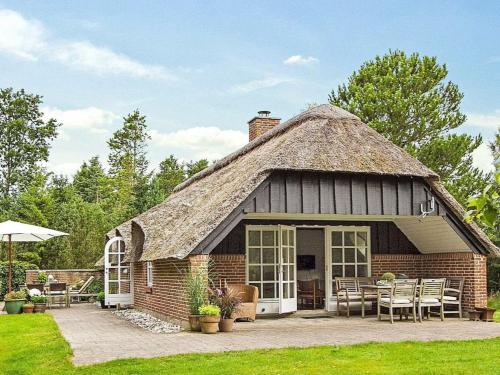 Фотография гостевого дома Three-Bedroom Holiday home in Børkop 17