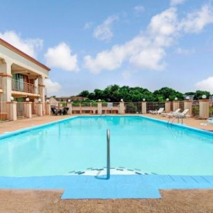 Фотография гостиницы Super 8 by Wyndham Nashville Near Downtown / I-40