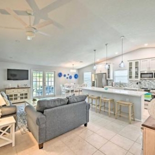 Фотография гостевого дома Modern Retreat with Pool Near Vanderbilt Beach!