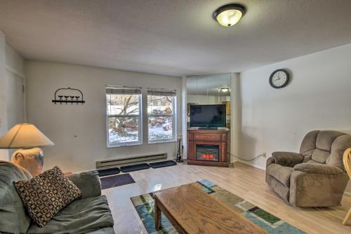 Фотографии гостевого дома
Cozy Wolf Lodge Ski Retreat - 17 Mi to 3 Resorts!