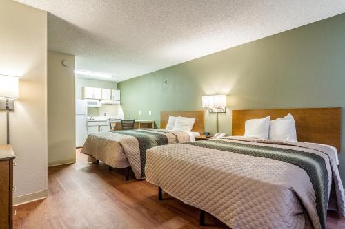 Фотография мотеля HomeTowne Studios by Red Roof Phoenix - Dunlap Ave