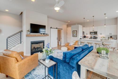 Фотография гостевого дома New Luxury Loft #1 Near Resort With Huge Hot Tub & Views -FREE Activities & Equipment Rentals Daily