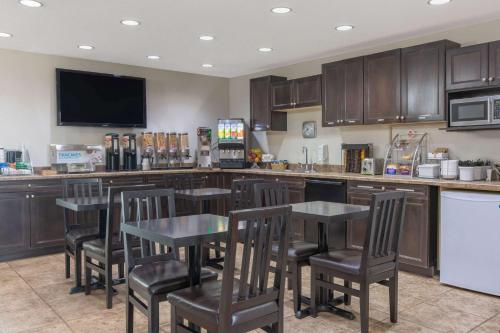 Фотография мотеля Super 8 by Wyndham Fort McMurray