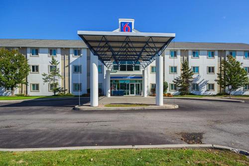 Фотография гостиницы Motel 6-Whitby, ON - Toronto East
