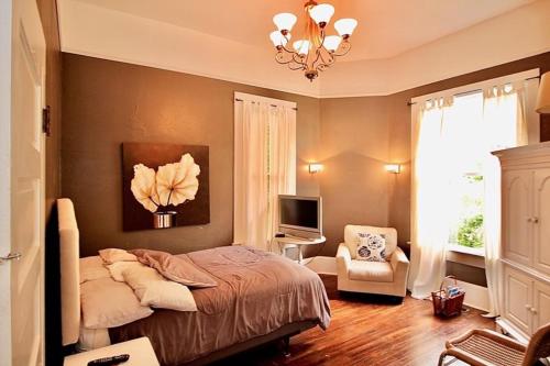 Фотография гостевого дома Classic/Modern Downtown Home