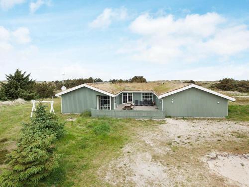 Фотография гостевого дома Six-Bedroom Holiday home in Blåvand 4