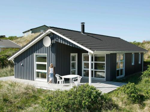 Фотография гостевого дома Three-Bedroom Holiday home in Løkken 4