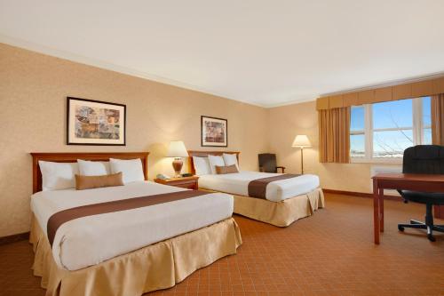 Фотография гостиницы Holiday Inn Express & Suites Camarillo, an IHG Hotel