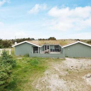 Фотографии гостевого дома
Six-Bedroom Holiday home in Blåvand 4