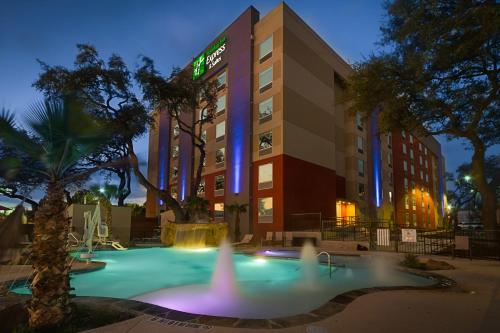 Фотография гостиницы Holiday Inn Express & Suites San Antonio Medical Center North, an IHG Hotel