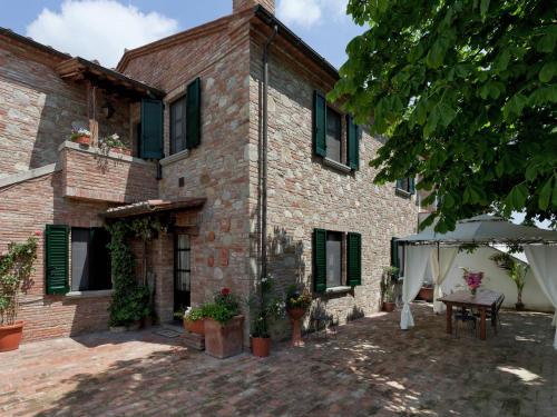 Фотография гостевого дома Modern Holiday Home in Foiano della Chiana with Pool