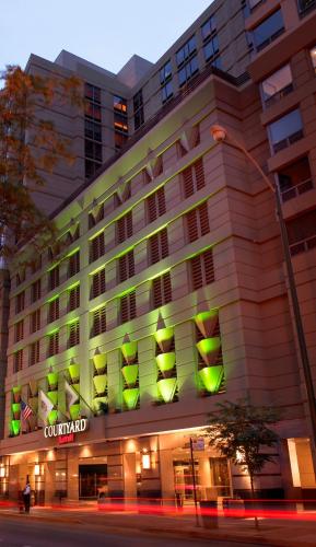 Фотография гостиницы Courtyard by Marriott Chicago Downtown/River North