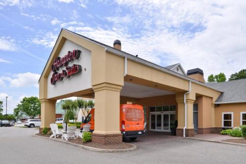 Фотография гостиницы Hampton Inn & Suites Newport News-Airport - Oyster Point Area