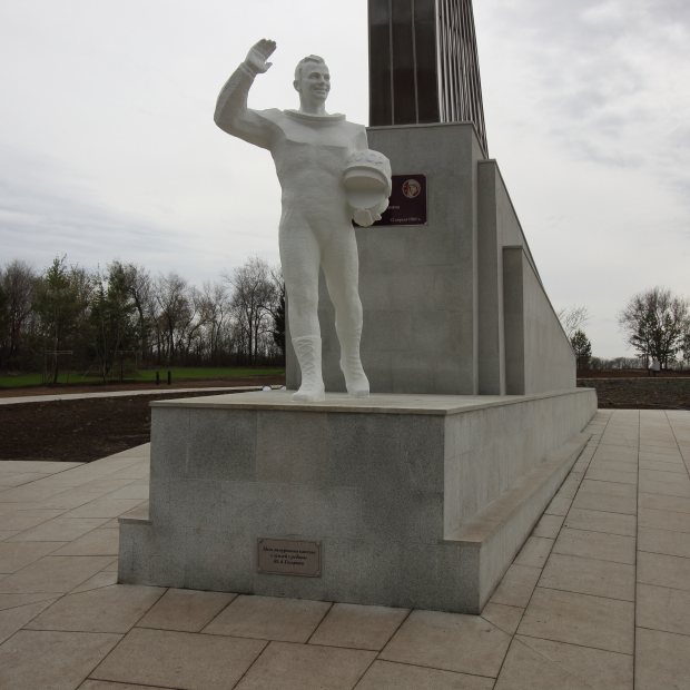 Фотографии памятника 
            Место приземления Ю.А. Гагарина