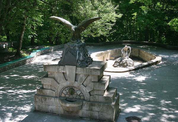 Фотография памятника Орел над источником