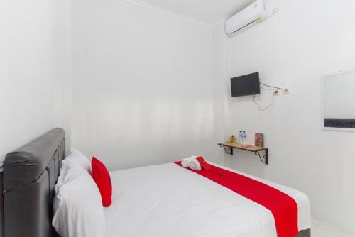 Фотография гостиницы RedDoorz Plus Syariah near Java Supermall Semarang 2
