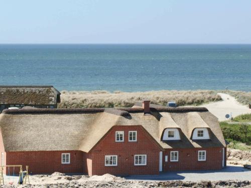 Фотография гостевого дома Nine-Bedroom Holiday home in Blåvand 1